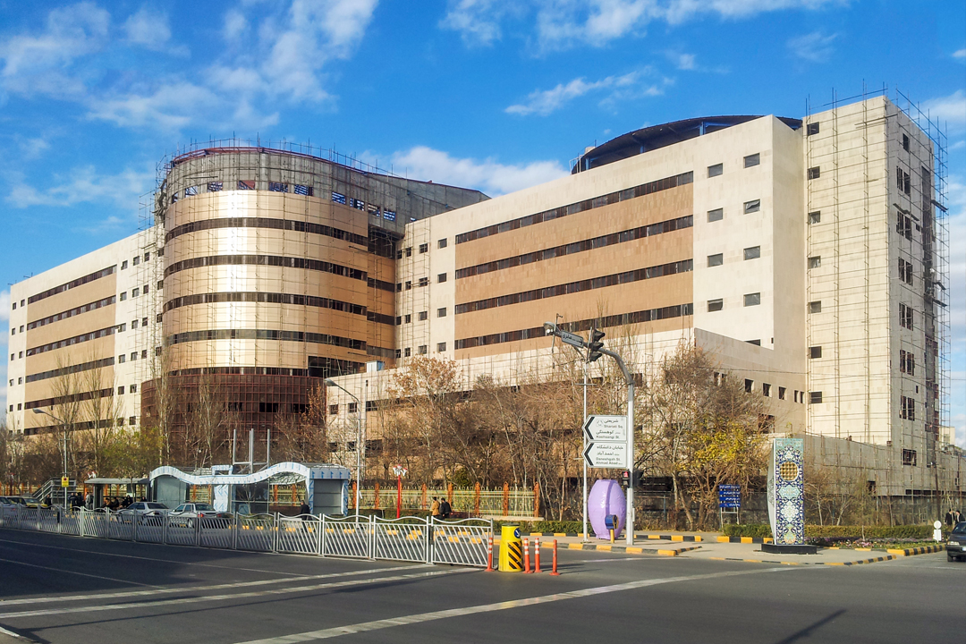 تحویل 3 دستگاه چیلر هوا خنک به ظرفیت هر یک 450 تن تبرید بیمارستان 540 تختخوابی امام رضا(ع) مشهد